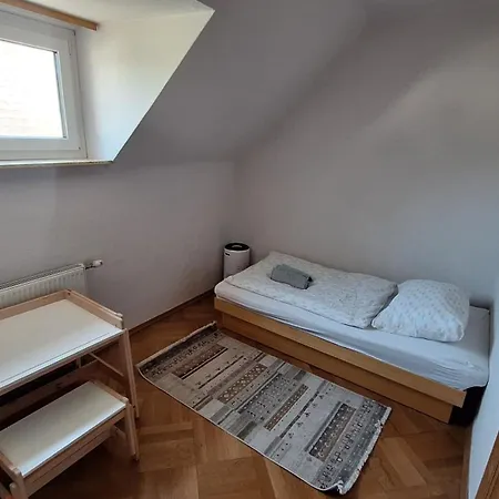 Comfortable House With Two Floors לינץ